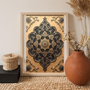 Peut inclure: Tableau encadré avec un motif ornemental noir et doré. L'œuvre présente un motif floral central et des ornements décoratifs sur un fond doré. Le cadre est de couleur bois clair.