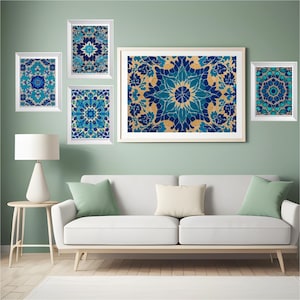 Peut inclure: Plusieurs tableaux encadrés présentent des motifs symétriques complexes dans des tons de bleu et d'or. Les œuvres sont exposées au-dessus d'un canapé blanc, créant un design d'intérieur coordonné. Les cadres sont blancs, et l'art a un thème floral.