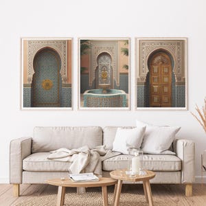 Peut inclure: Trois impressions encadrées présentant des détails architecturaux. Les impressions montrent des portes cintrées, des mosaïques en carreaux turquoise et dorés, et une fontaine. Les cadres sont de couleur claire, et l'esthétique générale rappelle le design marocain.