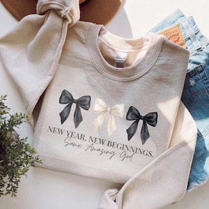 Nuovo anno, nuovi inizi, stesso fantastico Dio trasferimento DTF, fiocco cristiano adesivo da stirare, pronto per la stampa DTF della fede