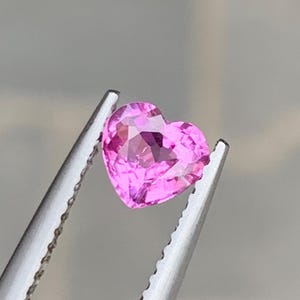 Saphir rose lilas 0,7 cts, petit coeur facetté pierre précieuse naturelle