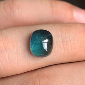 Indicolith-Blauer Turmalin, 5,6 ct, Kissenschliff-Cabochon, fein polierter Naturedelstein