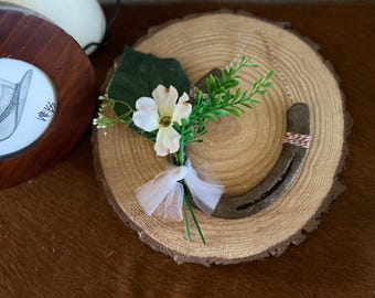 Hufeisen Dekor: Weiße Blumen und Sackleinen - Rustikaler Wandbehang - Glückshufeisen