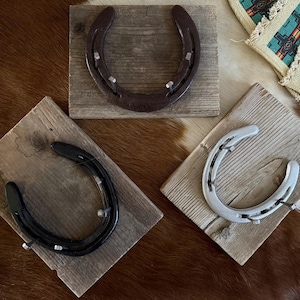 Rustic Western Horseshoe Key Hanger - Farmhouse Jewelry Organizer & Wall Hook Decor