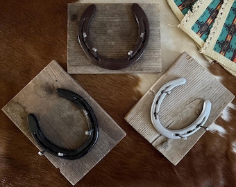 Rustic Western Horseshoe Key Hanger - Farmhouse Jewelry Organizer & Wall Hook Decor