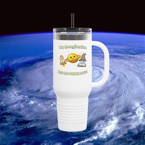 Puede incluir: Taza de viaje blanca con pajita y asa negras. La taza presenta el texto "My Imagination Has No Patch Notes" con ilustraciones de dibujos animados de un cohete, un planeta, un sombrero de mago y un libro.