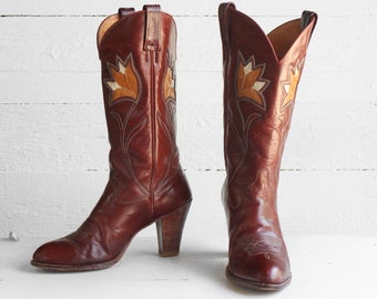7 1/2 M | 1970's Dan Post Western Boots Tall Heel Spanish Cowboy Boots with Inlay