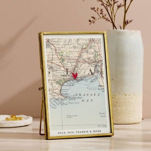 Mapa de família vintage personalizado com imagem de coração | Arte de mapa para o dia das mães | Presente de aniversário de casamento | Arte costurada à mão