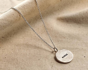 Gepersonaliseerde gehamerde schijfnaamketting | verjaardagscadeau | handgemaakt | cadeau voor vrouwen