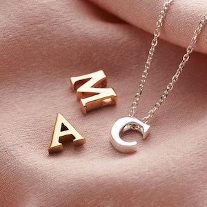 Collar con dije de inicial enhebrado / regalo de cumpleaños / hecho a mano / regalo para mujeres / colgante de letra plateada / collar con inicial en bloque
