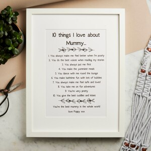 K&ouml;nnte beinhalten: Ein druckbares Gedicht mit dem Titel "10 Dinge, die ich an Mama liebe". Das Gedicht ist in schwarzer Tinte auf wei&szlig;em Papier gedruckt und in einem wei&szlig;en Rahmen gerahmt. Das Gedicht enth&auml;lt S&auml;tze wie "Du machst mich immer besser, wenn es mir schlecht geht", "Du hast die besten Stimmen, wenn du meine Geschichten liest", "Du stellst mich immer an die erste Stelle", "Du machst die leckersten Mahlzeiten", "Du tanzt mit mir im Wohnzimmer", "Du machst das Baden mit vielen Blasen zum Spa&szlig;", "Du l&auml;sst mich immer sicher und geliebt f&uuml;hlen", "Du nimmst mich mit auf lustige Abenteuer", "Du bist sehr h&uuml;bsch", und "Du gibst die besten Kuscheleinheiten und K&uuml;sse". Das Gedicht endet mit "Du bist die beste Mama der ganzen Welt, liebe Poppy xxx".