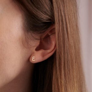 Pequeños pendientes con inicial en oro de 9 quilates / collar con inicial en bloque