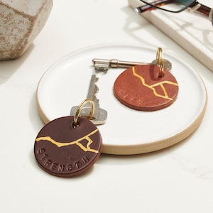 Gepersonaliseerde handgestempelde leren Kintsugi-sleutelhanger | verjaardagscadeau | handgemaakt | cadeau voor mannen | cadeau voor vrouwen