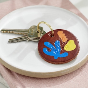 Gepersonaliseerde handgeschilderde lederen sleutelhanger | verjaardagscadeau | handgemaakte | cadeau voor mannen | cadeau voor vrouwen