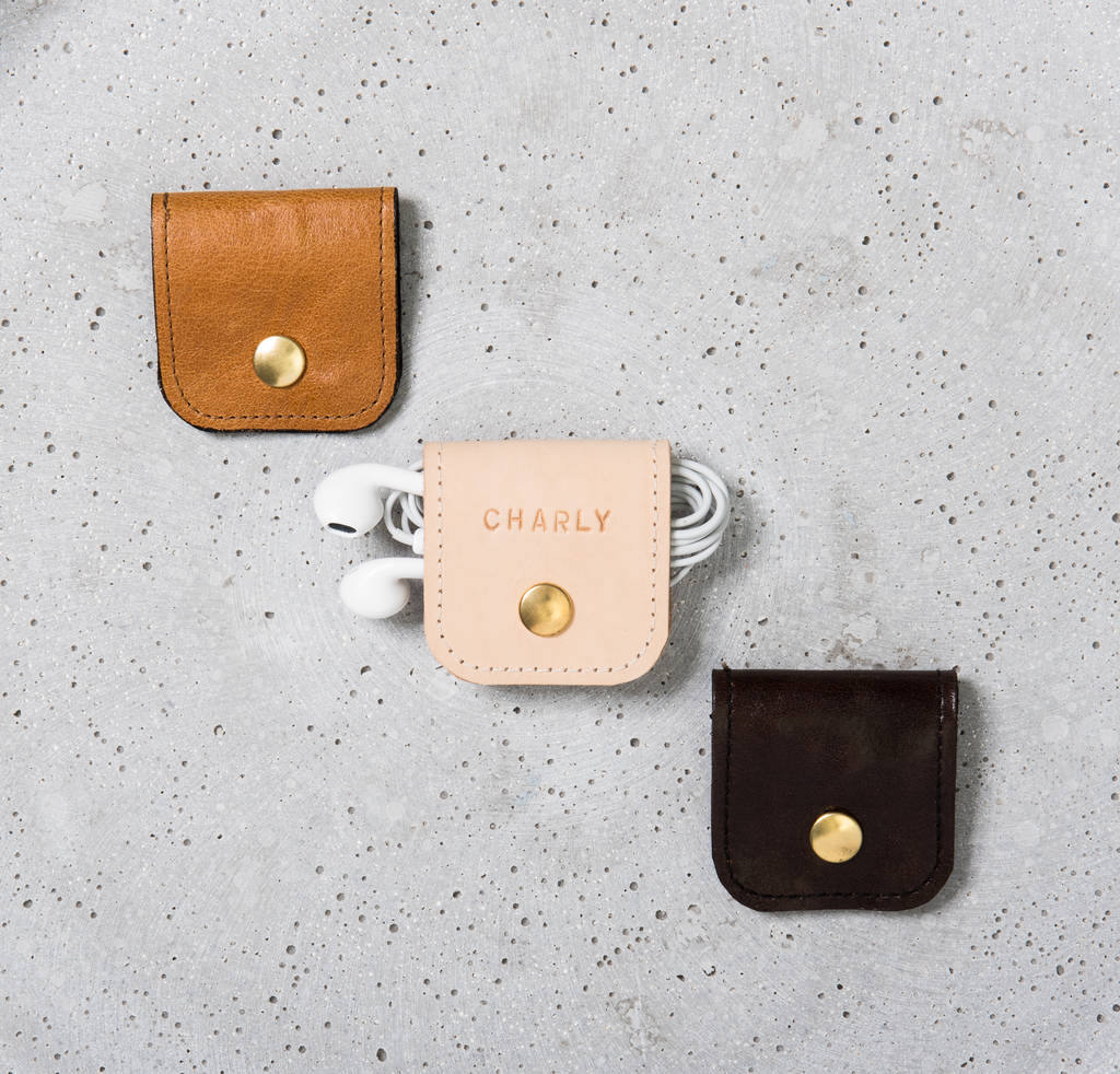 Custodia In Vera Pelle Marrone Con Borchie Per Auricolari – Universale Con Clip