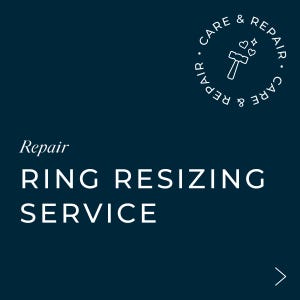 Könnte beinhalten: Dunkelblaue Grafik mit den weißen Worten "Repair RING RESIZING SERVICE". Eine kreisförmige Grafik oben zeigt "CARE & REPAIR" um ein Hammer-Symbol. Ein nach rechts zeigender Pfeil befindet sich unten.