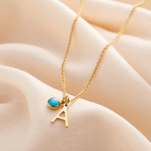 Collar de encanto de piedra de nacimiento y letra inicial / collar de cumpleaños / collar de encanto de plata de ley / collar inicial de oro