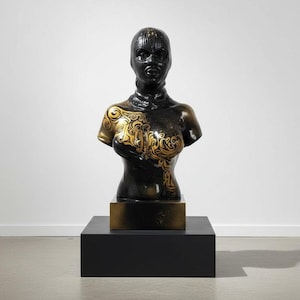 Escultura de busto de rebelde oscuro, decoración llamativa, estatua negra vanguardista, pieza de arte moderno de lujo, objeto estético para interiores.