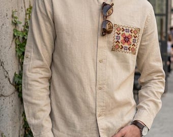 Camisa de lino bordada a mano, arte folclórico geométrico, ropa informal étnica ucraniana.