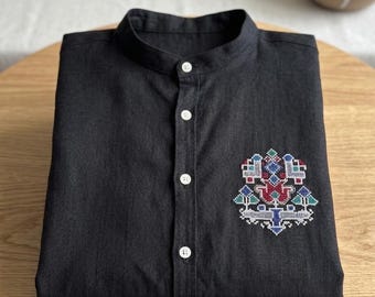 Camisa de lino negro bordada a mano, Vyshyvanka ucraniana, adorno de arte popular.