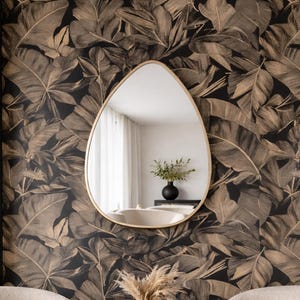 Asymmetrische badkamerspiegel, moderne spiegel met zilveren lijst, minimalistische wanddecoratie