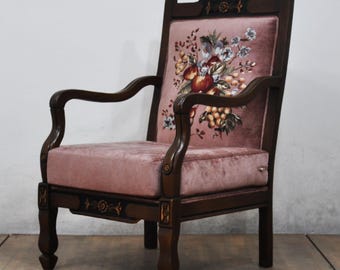 Silla de trono gótica tallada: madera oscura y tela de gobelino