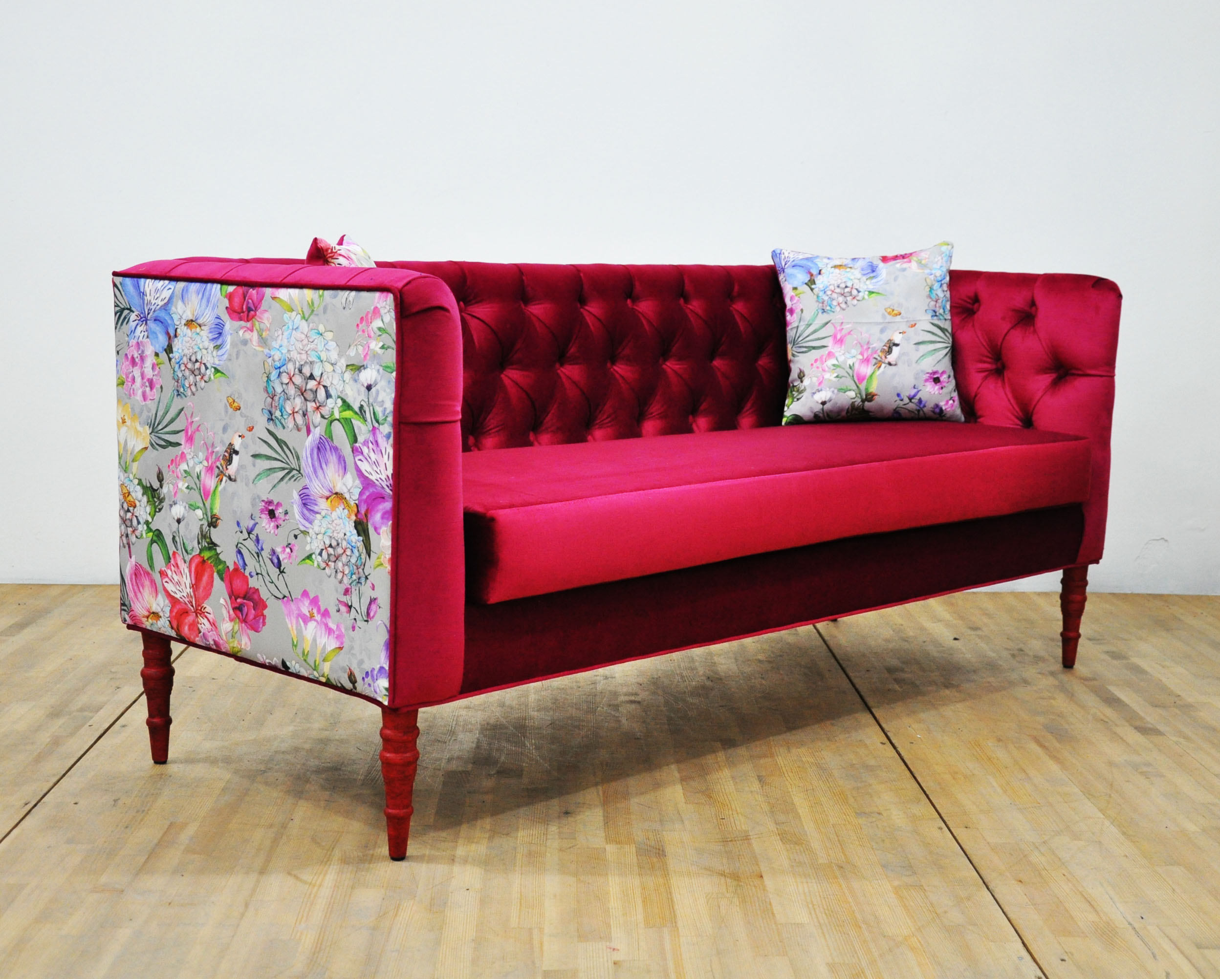Burgundy Fabric Sofa & Loveseat Set w/Graphic Throw Pillows
