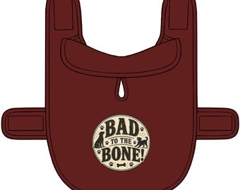 Può includere: Un gilet per animali domestici color bordeaux scuro con una grafica circolare sul petto. La grafica riporta il testo "BAD TO THE BONE!" in grassetto, circondato da illustrazioni di due cani, diverse impronte di zampe e un osso.