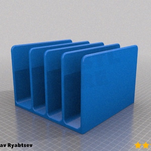 Puede incluir: Un organizador de escritorio azul con cuatro compartimentos verticales. El organizador está hecho de un material sólido y tiene un acabado liso. El diseño es simple y funcional, adecuado para organizar papeles o suministros de oficina.