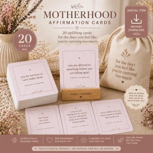 Könnte beinhalten: Ein Set von Motherhood Affirmation Cards mit einem Stapel Karten, einem Holzständer und einem Kordelzugbeutel. Die Karten enthalten aufbauende Botschaften. Der Text auf den Karten enthält Sätze wie "Du musst heute nicht alles alleine tragen".
