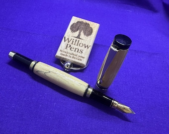 Pluma estilográfica Willow elaborada a mano con sauce británico y acabada con accesorios dorados.