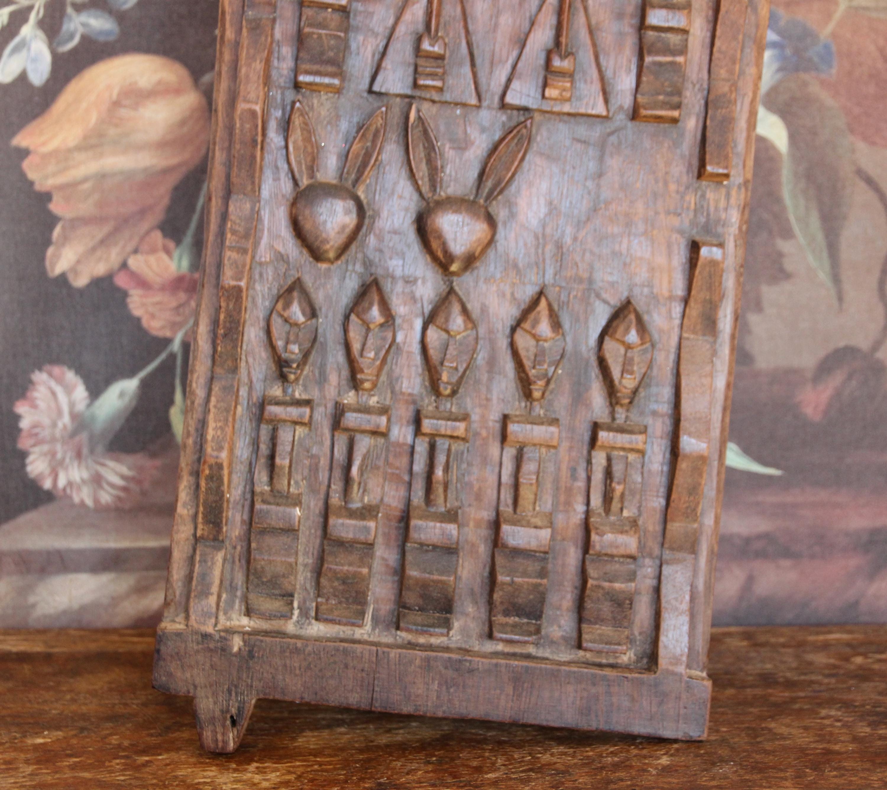 アフリカの彫刻が施されたドゴン族の穀物倉庫のドアシャッター / マリ