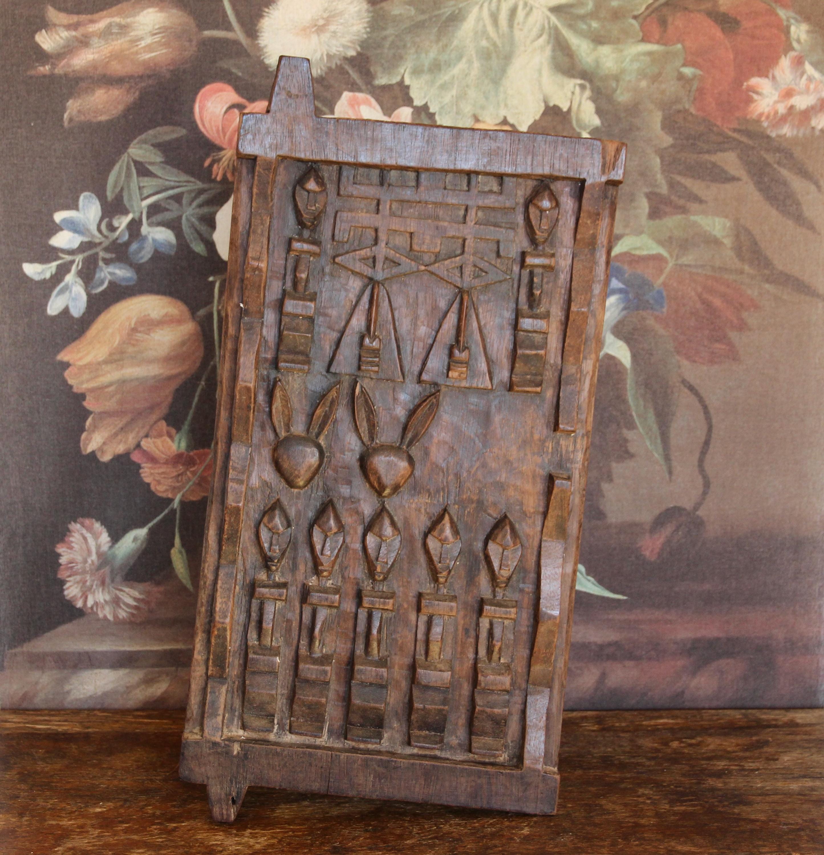 アフリカの彫刻が施されたドゴン族の穀物倉庫のドアシャッター / マリ