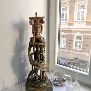 Kunstpuppenzeit wird alles schlucken. Handgeschnitzte Holzskulptur. Hölzerne Kunst-Puppe. OOAK Puppe. Sammelpuppe.