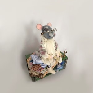 Bambola d&#39;autore unica &quot;Topo-narratore&quot;. Bambola fantasy OOAK. Bambola-animale artistica. Bambola da interni. Scultura fatta a mano.