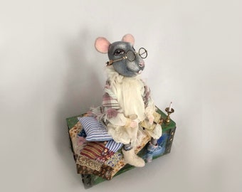 Poupée d'auteur unique « Mouse Storyteller ». Poupée fantastique OOAK. Poupée d'art animalier. Poupée d'intérieur. Sculpture faite main.