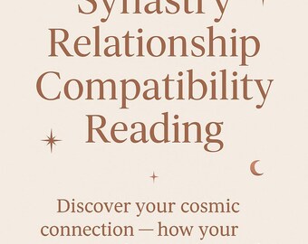Puede incluir: Un informe PDF digital titulado "Lectura de compatibilidad de relaciones de sinastría". El texto marrón sobre un fondo beige, con estrellas y una luna creciente. Promete ayudarte a descubrir tu conexión cósmica.