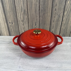 Olla redonda Le Creuset Signature de 2,5 litros, hierro fundido color rojo cereza, 22 cm, pomo dorado.