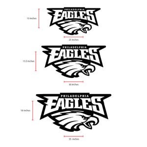 Puede incluir: Tres logotipos en blanco y negro de los Philadelphia Eagles en varios tama&ntilde;os. El m&aacute;s grande mide 89 cm de ancho y 46 cm de alto. El logotipo del medio mide 76 cm de ancho y 39 cm de alto. El m&aacute;s peque&ntilde;o mide 64 cm de ancho y 33 cm de alto.