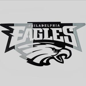 Puede incluir: Un letrero met&aacute;lico con el logotipo de los Philadelphia Eagles. El letrero tiene una combinaci&oacute;n de colores negro, plateado y blanco. La palabra "EAGLES" se muestra de forma destacada, con "PHILADELPHIA" encima.