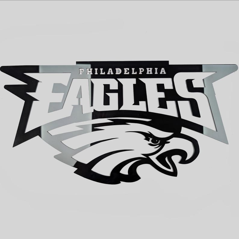 Puede incluir: Un letrero met&aacute;lico con el logotipo de los Philadelphia Eagles. El letrero tiene una combinaci&oacute;n de colores negro, plateado y blanco. La palabra "EAGLES" se muestra de forma destacada, con "PHILADELPHIA" encima.