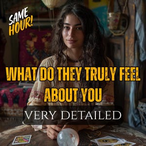Può includere: Immagine di una donna con lunghi capelli scuri, che indossa un top beige e una collana. La sovrapposizione di testo recita "WHAT DO THEY TRULY FEEL ABOUT YOU" e "VERY DETAILED". Una sfera di cristallo e carte dei tarocchi sono sul tavolo.