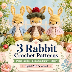 Peut inclure: Trois poupées lapins au crochet représentant Peter Rabbit, Benjamin Bunny et Flopsy. Les lapins portent des vêtements miniatures dont une veste bleue, une veste marron avec un chapeau vert et une cape rose. Le texte indique 3 Rabbit Crochet Patterns.