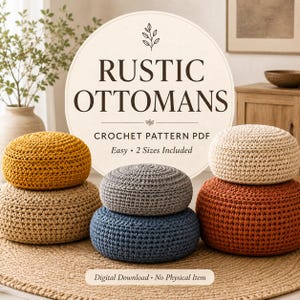 Op de afbeelding: Een collectie van zes ronde gehaakte poefs in de kleuren mosterdgeel, beige, grijs, blauw, crème en terracotta. Een rond bord toont de tekst RUSTIC OTTOMANS CROCHET PATTERN PDF Easy 2 Sizes Included en Digital Download No Physical Item.