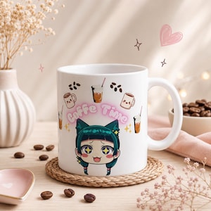 Puede incluir: Una taza de cerámica blanca con un personaje de dibujos animados de cabello verde azulado oscuro y orejas de gato, rodeado de ilustraciones de tazas de café, granos de café y el texto "Coffee Time" en letras de color rosa.