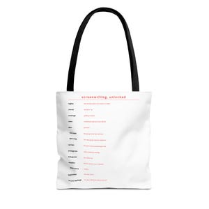 Puede incluir: Un bolso tote blanco con asas negras que presenta una lista de términos de guionismo impresos en texto negro y rojo. El texto incluye encabezados como logline, rewrite, coverage, notes, plot y protagonist con sus definiciones.