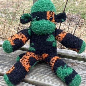 Peluche scimmietta fatto a mano: nero con disegno di trifoglio e ferro di cavallo.