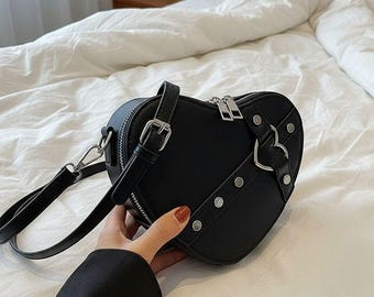 Bolso de hombro vintage Y2K con corazón negro: bandolera gótica de piel sintética con cadena y remaches, estilo punk para San Valentín.
