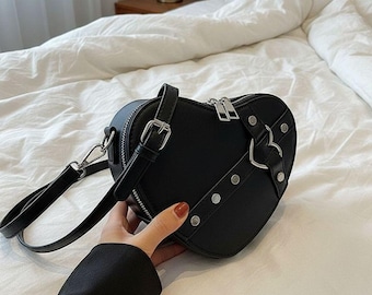 Bolso de hombro vintage Y2K con corazón negro: bandolera gótica de piel sintética con cadena y remaches, estilo punk para San Valentín.