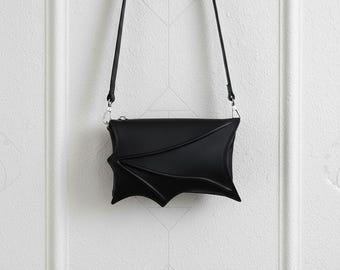 Bolso bandolera negro con alas de murciélago: pequeño bolso gótico con alas de murciélago, bolso de hombro oscuro con temática de fe alternativa, bolso de estética espeluznante para amantes de los murciélagos.